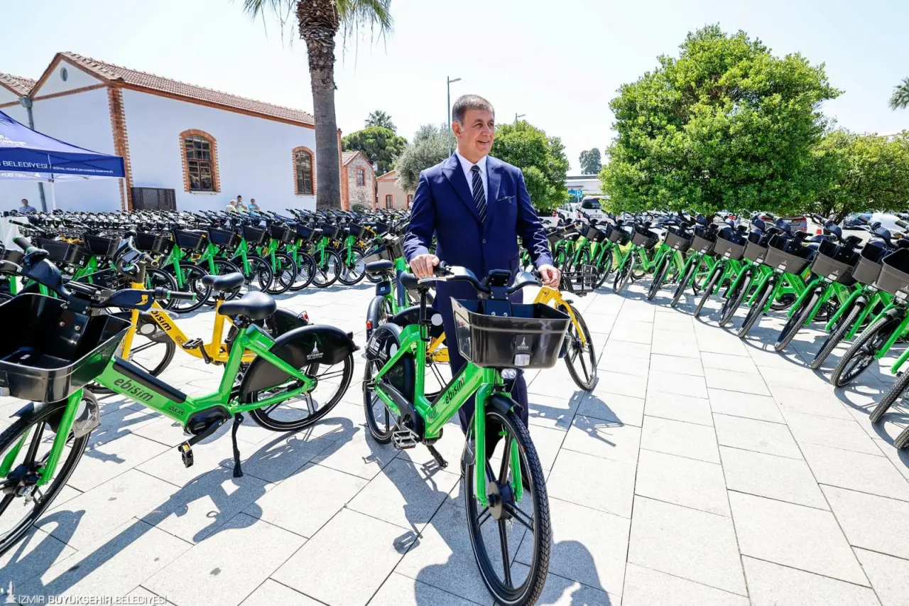 İzmir’in sevilen bisiklet paylaşım sistemi BİSİM, yenilenen altyapısı ve kullanıcı odaklı iyileştirmelerin ardından yeni teknolojisiyle sahaya döndü. BİSİM’in Tarihi Havagazı Fabrikası’nda düzenlenen tanıtım toplantısında konuşan İzmir Büyükşehir Belediye Başkanı Dr. Cemil Tugay,  500 manuel ve 500 elektrikli yeni bisikletin İzmir halkıyla buluşacağını belirterek, “Bisiklet kullanımını şehrimizde desteklemeye devam edeceğiz. İzmir’imizi karbonsuz, hava kirliliği olmayan bir şehir haline getirmek inşallah bizim yönetimimizde hepimize kısmet olacak” dedi.