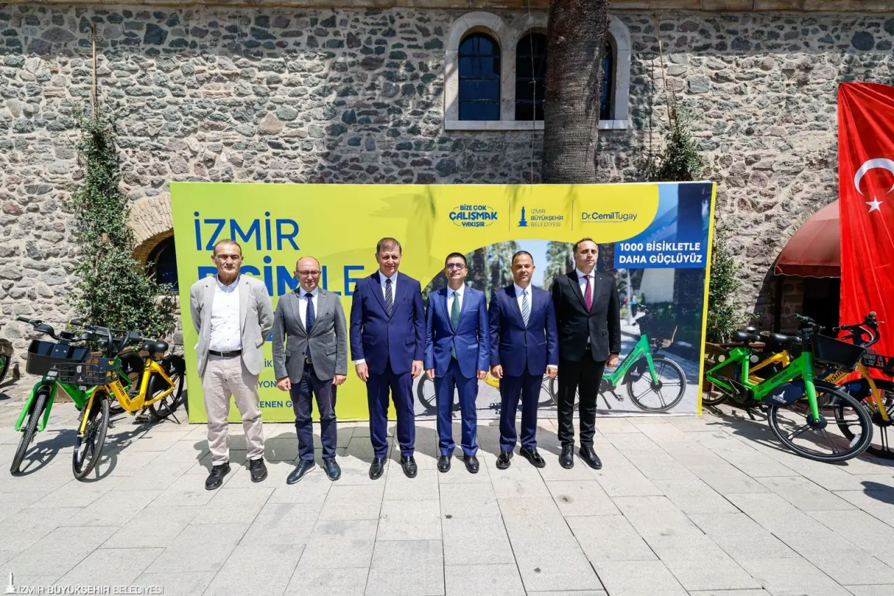 İzmir’in sevilen bisiklet paylaşım sistemi BİSİM, yenilenen altyapısı ve kullanıcı odaklı iyileştirmelerin ardından yeni teknolojisiyle sahaya döndü. BİSİM’in Tarihi Havagazı Fabrikası’nda düzenlenen tanıtım toplantısında konuşan İzmir Büyükşehir Belediye Başkanı Dr. Cemil Tugay,  500 manuel ve 500 elektrikli yeni bisikletin İzmir halkıyla buluşacağını belirterek, “Bisiklet kullanımını şehrimizde desteklemeye devam edeceğiz. İzmir’imizi karbonsuz, hava kirliliği olmayan bir şehir haline getirmek inşallah bizim yönetimimizde hepimize kısmet olacak” dedi.