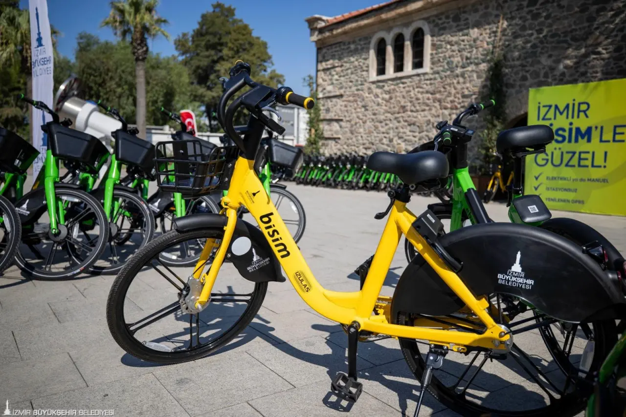 İzmir’in sevilen bisiklet paylaşım sistemi BİSİM, yenilenen altyapısı ve kullanıcı odaklı iyileştirmelerin ardından yeni teknolojisiyle sahaya döndü. BİSİM’in Tarihi Havagazı Fabrikası’nda düzenlenen tanıtım toplantısında konuşan İzmir Büyükşehir Belediye Başkanı Dr. Cemil Tugay,  500 manuel ve 500 elektrikli yeni bisikletin İzmir halkıyla buluşacağını belirterek, “Bisiklet kullanımını şehrimizde desteklemeye devam edeceğiz. İzmir’imizi karbonsuz, hava kirliliği olmayan bir şehir haline getirmek inşallah bizim yönetimimizde hepimize kısmet olacak” dedi.