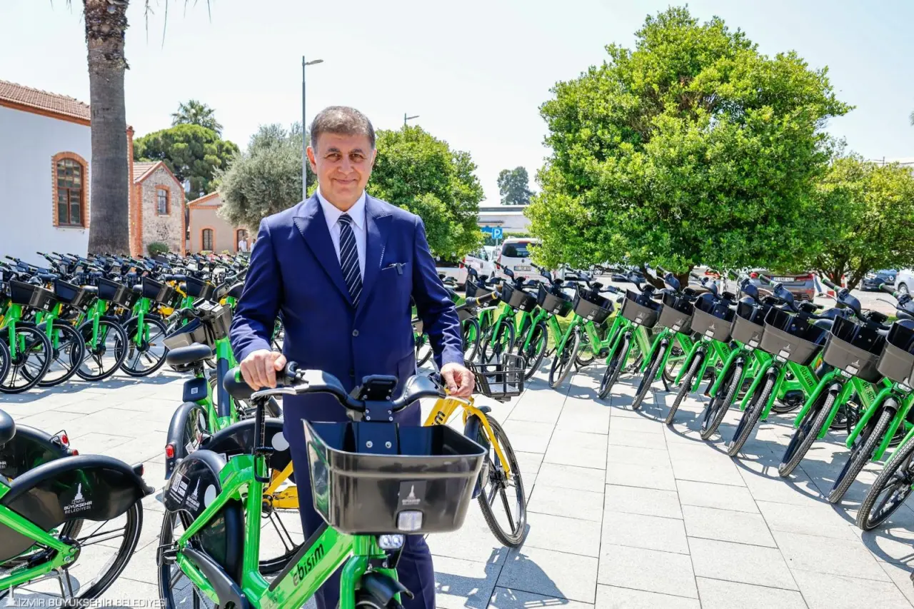 İzmir’in sevilen bisiklet paylaşım sistemi BİSİM, yenilenen altyapısı ve kullanıcı odaklı iyileştirmelerin ardından yeni teknolojisiyle sahaya döndü. BİSİM’in Tarihi Havagazı Fabrikası’nda düzenlenen tanıtım toplantısında konuşan İzmir Büyükşehir Belediye Başkanı Dr. Cemil Tugay,  500 manuel ve 500 elektrikli yeni bisikletin İzmir halkıyla buluşacağını belirterek, “Bisiklet kullanımını şehrimizde desteklemeye devam edeceğiz. İzmir’imizi karbonsuz, hava kirliliği olmayan bir şehir haline getirmek inşallah bizim yönetimimizde hepimize kısmet olacak” dedi.