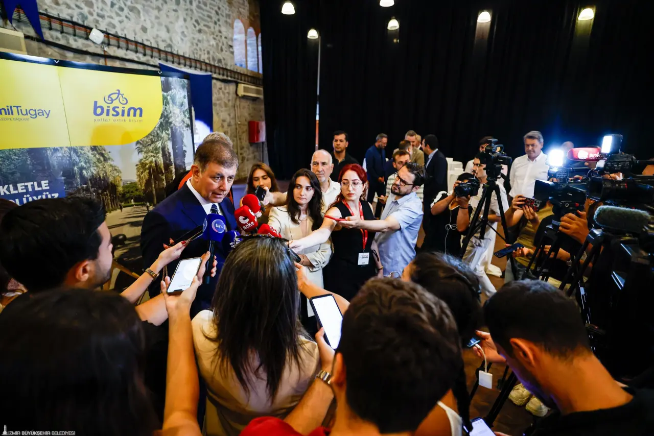 Basın mensuplarının kent gündemine ilişkin sorularını yanıtlayan İzmir Büyükşehir Belediye Başkanı Dr. Cemil Tugay, İzmir için Çöp Master Planı hazırlanacağını ve çevreye zarar vermeyecek çöp toplama, ayrıştırma ve bertaraf çalışmalarının yapılacağını duyurdu.