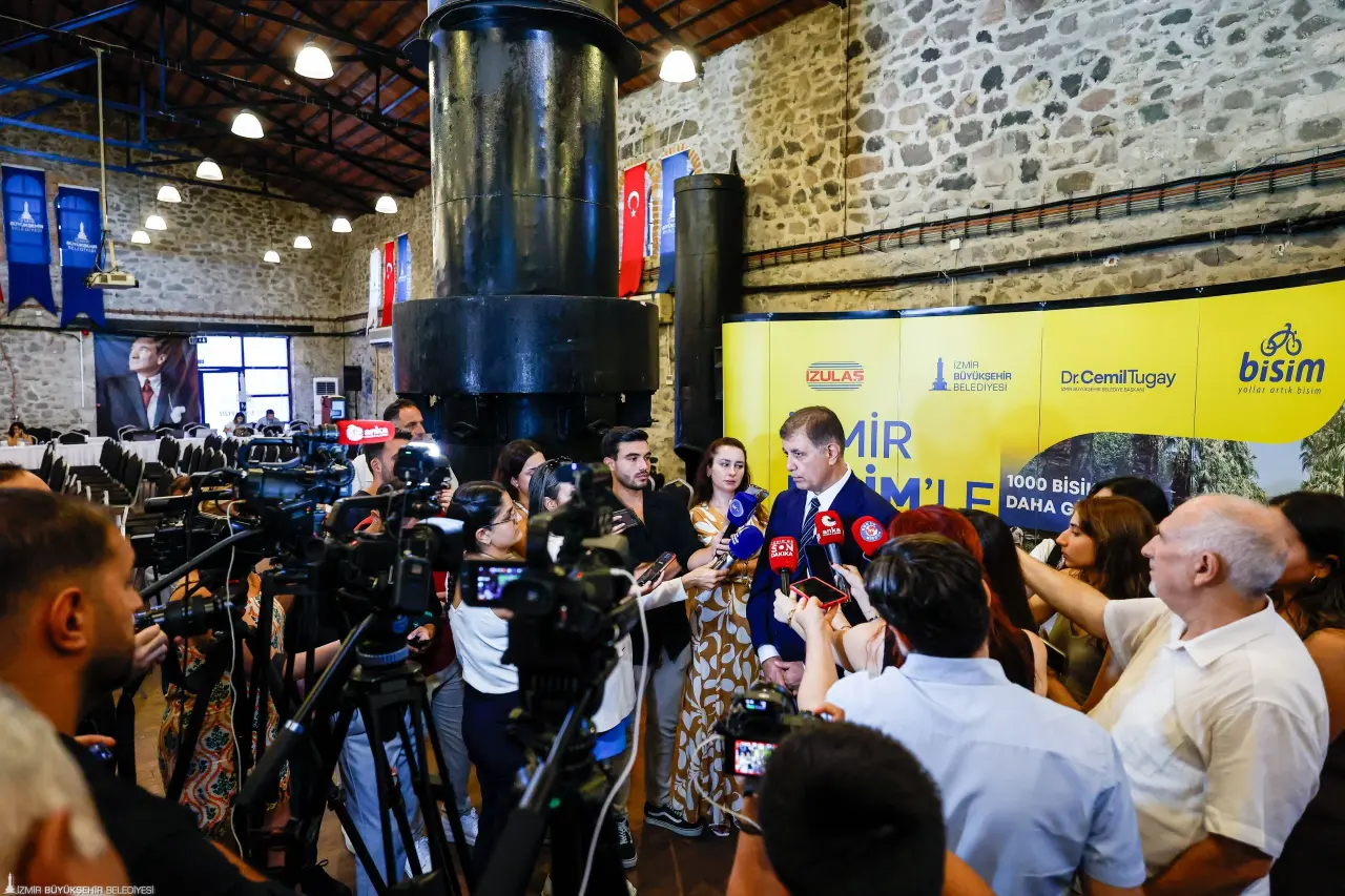 Basın mensuplarının kent gündemine ilişkin sorularını yanıtlayan İzmir Büyükşehir Belediye Başkanı Dr. Cemil Tugay, İzmir için Çöp Master Planı hazırlanacağını ve çevreye zarar vermeyecek çöp toplama, ayrıştırma ve bertaraf çalışmalarının yapılacağını duyurdu.