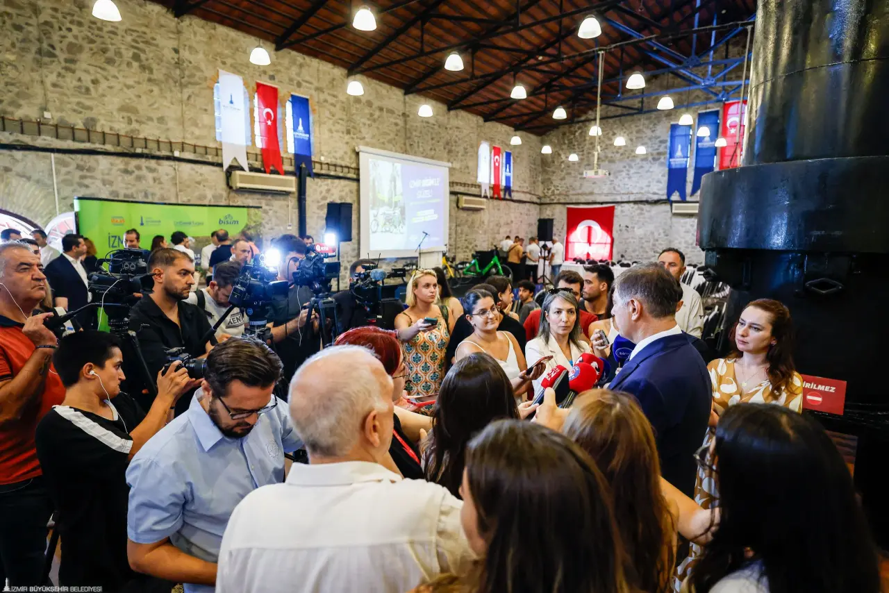 Basın mensuplarının kent gündemine ilişkin sorularını yanıtlayan İzmir Büyükşehir Belediye Başkanı Dr. Cemil Tugay, İzmir için Çöp Master Planı hazırlanacağını ve çevreye zarar vermeyecek çöp toplama, ayrıştırma ve bertaraf çalışmalarının yapılacağını duyurdu.