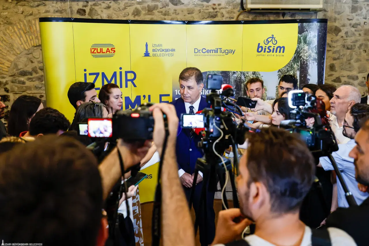 Basın mensuplarının kent gündemine ilişkin sorularını yanıtlayan İzmir Büyükşehir Belediye Başkanı Dr. Cemil Tugay, İzmir için Çöp Master Planı hazırlanacağını ve çevreye zarar vermeyecek çöp toplama, ayrıştırma ve bertaraf çalışmalarının yapılacağını duyurdu.