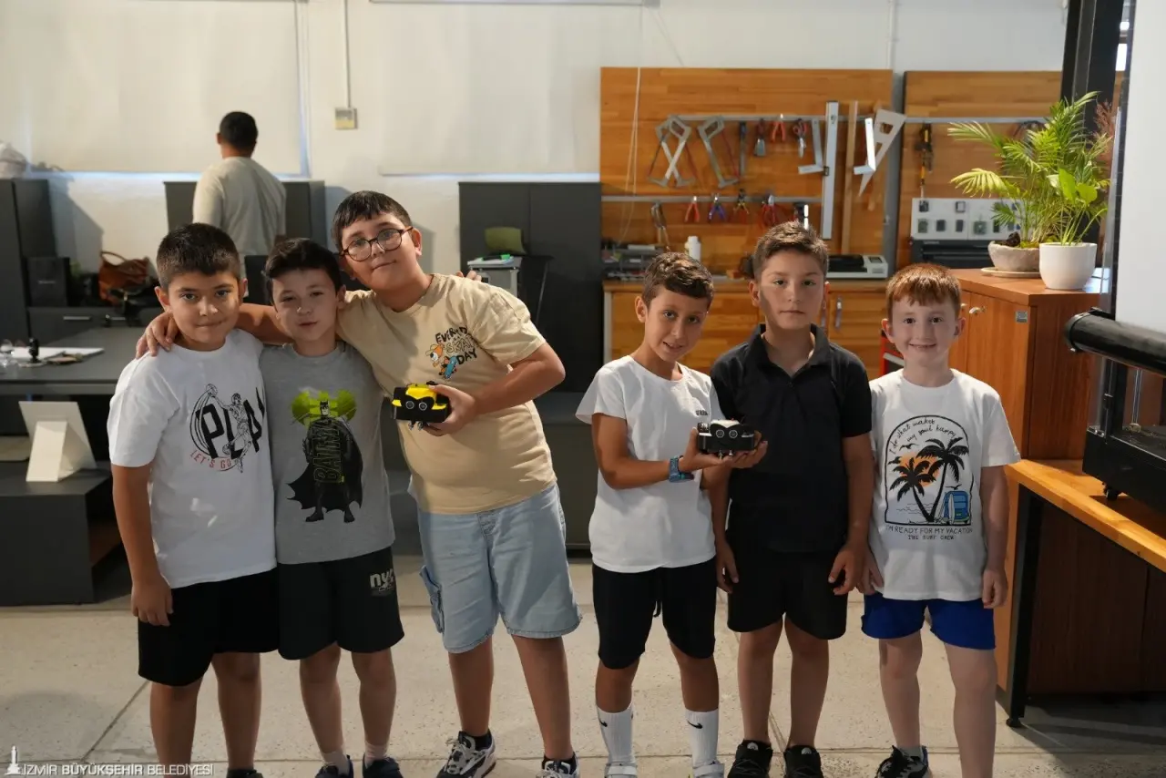 İzmir Büyükşehir Belediyesi FabrikaLab İzmir ile Diyez Robotics iş birliğinde RoboCup etkinliği düzenlendi. Teknolojiyle büyüyen yeni nesil için ilham verici bir öğrenme alanı sunulan etkinlikte, 8-12 yaş aralığındaki çocuklar robotik teknolojilerle tanışarak teorik eğitim aldı ve ardından uygulamalı bir parkur yarışmasında yeteneklerini sergiledi.
