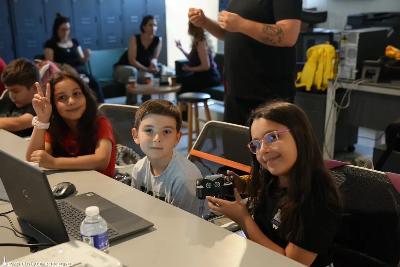 İzmir Büyükşehir Belediyesi FabrikaLab İzmir ile Diyez Robotics iş birliğinde RoboCup etkinliği düzenlendi. Teknolojiyle büyüyen yeni nesil için ilham verici bir öğrenme alanı sunulan etkinlikte, 8-12 yaş aralığındaki çocuklar robotik teknolojilerle tanışarak teorik eğitim aldı ve ardından uygulamalı bir parkur yarışmasında yeteneklerini sergiledi.