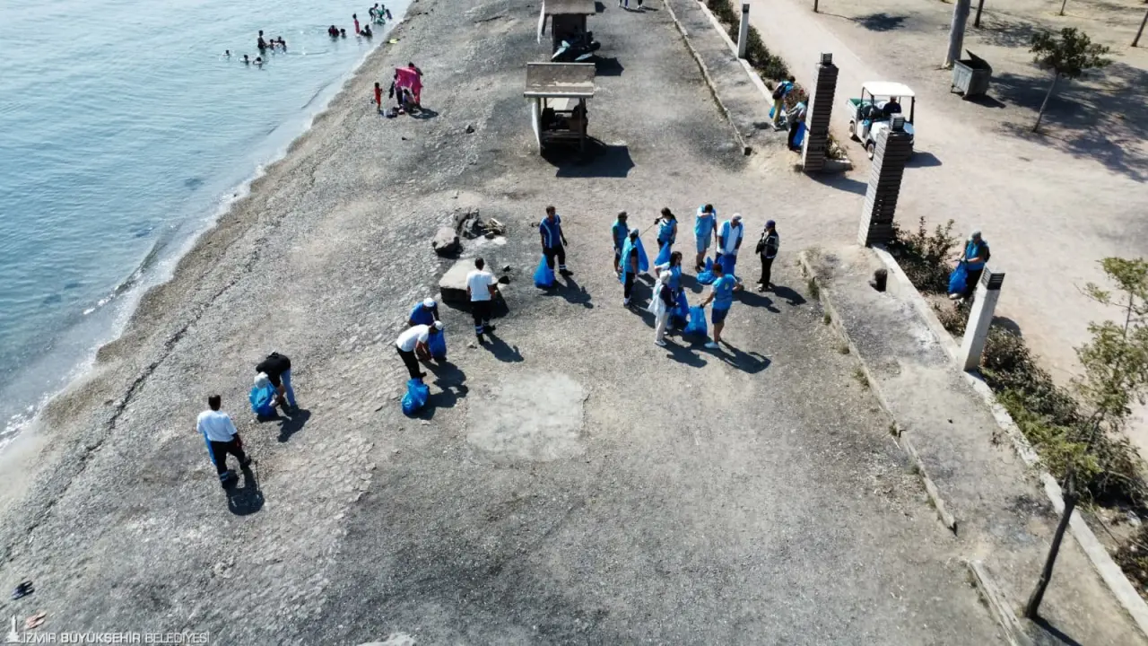 İzmir Büyükşehir Belediyesi, İzmirlileri şehrin birbirinden güzel parklarındaki etkinliklerle bütünleştirmeye ve farkındalık yaratmaya devam ediyor. Eşsiz doğasıyla göz dolduran Çakalburnu Lagünü’nde düzenlenen çevre temizliği etkinliğinde doğal yaşam alanlarının korunmasına katkı sağlandı.