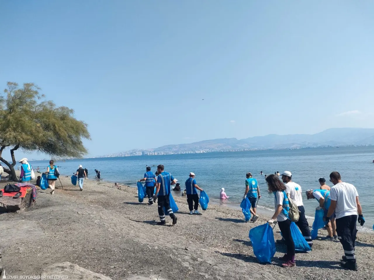 İzmir Büyükşehir Belediyesi, İzmirlileri şehrin birbirinden güzel parklarındaki etkinliklerle bütünleştirmeye ve farkındalık yaratmaya devam ediyor. Eşsiz doğasıyla göz dolduran Çakalburnu Lagünü’nde düzenlenen çevre temizliği etkinliğinde doğal yaşam alanlarının korunmasına katkı sağlandı.