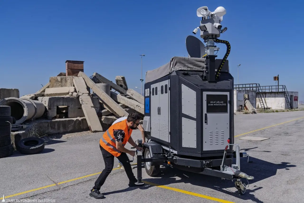 İzmir Büyükşehir Belediyesi olası afetlerde hem yurttaşların hem de sahadaki ekiplerin iletişim ihtiyaçlarını karşılamak için üç Acil Durum Haberleşme Römorku’nu kente kazandırdı.