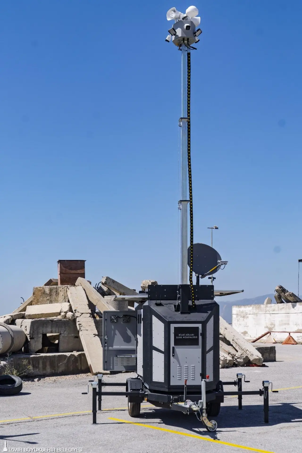 İzmir Büyükşehir Belediyesi olası afetlerde hem yurttaşların hem de sahadaki ekiplerin iletişim ihtiyaçlarını karşılamak için üç Acil Durum Haberleşme Römorku’nu kente kazandırdı.