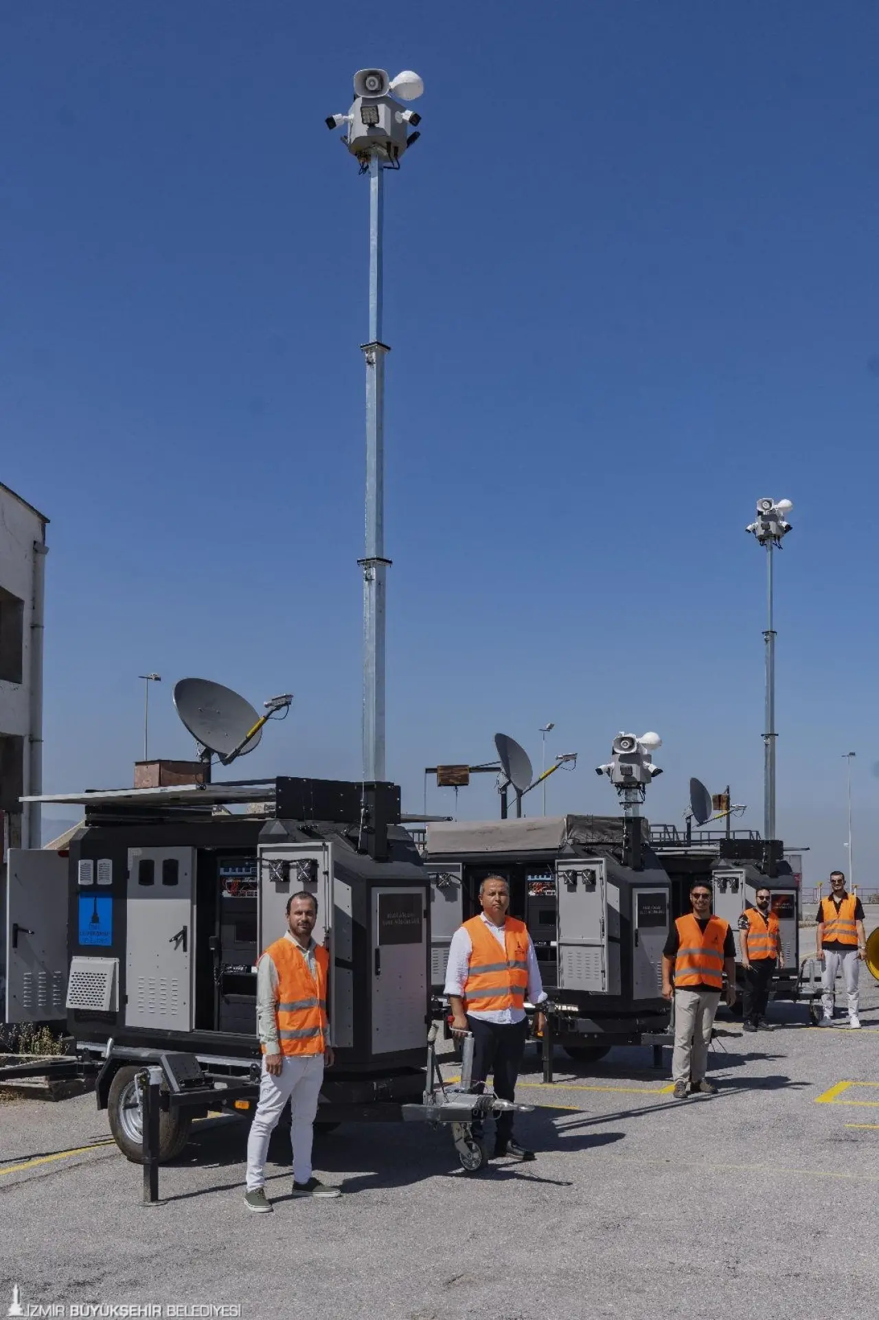 İzmir Büyükşehir Belediyesi olası afetlerde hem yurttaşların hem de sahadaki ekiplerin iletişim ihtiyaçlarını karşılamak için üç Acil Durum Haberleşme Römorku’nu kente kazandırdı.