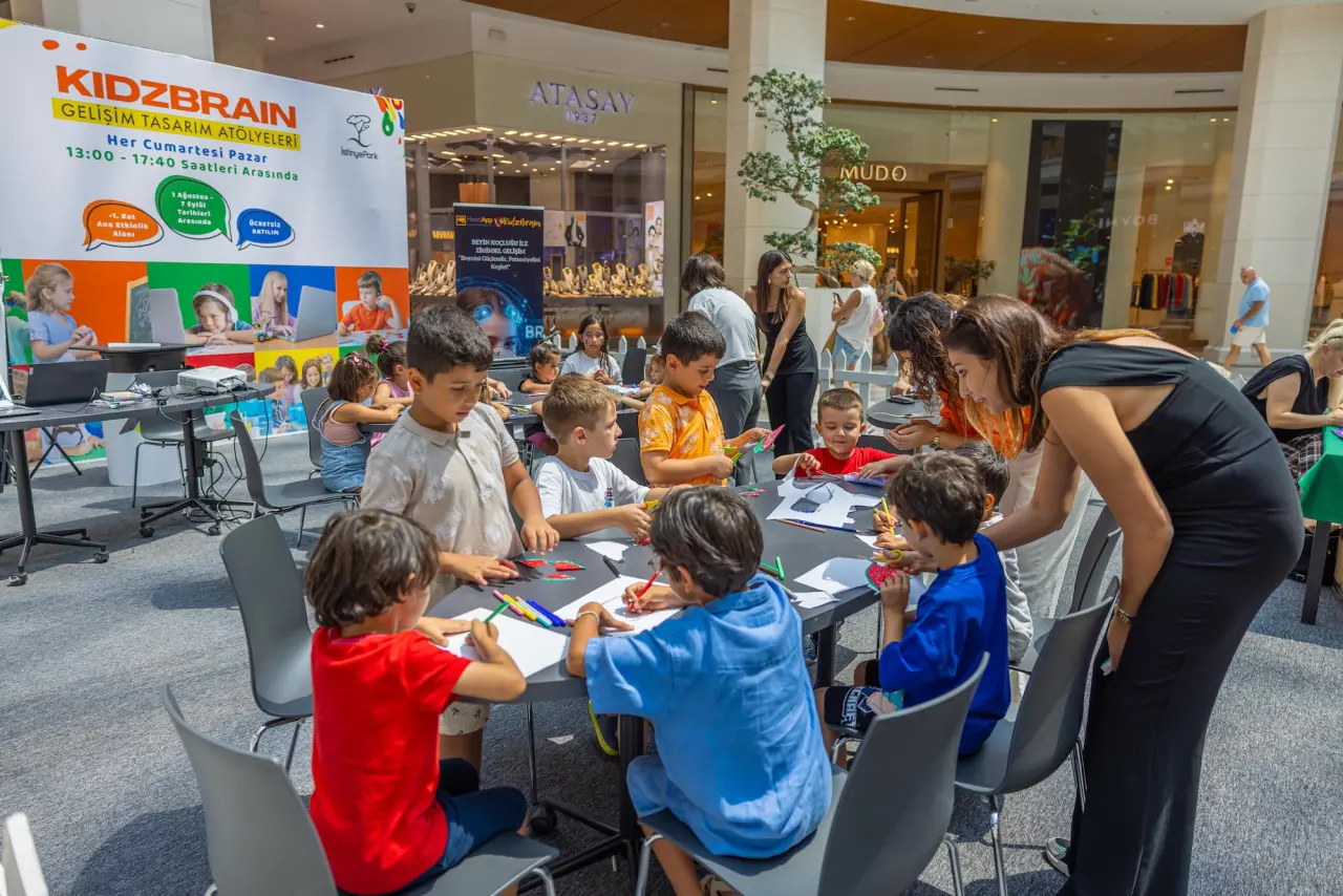 Ege Bölgesi’nin alışveriş, yeme içme ve eğlence merkezi İstinyePark İzmir, bu yaz tatilinde de tüm çocukların hem eğlenme hem de öğrenme adresi oluyor.
