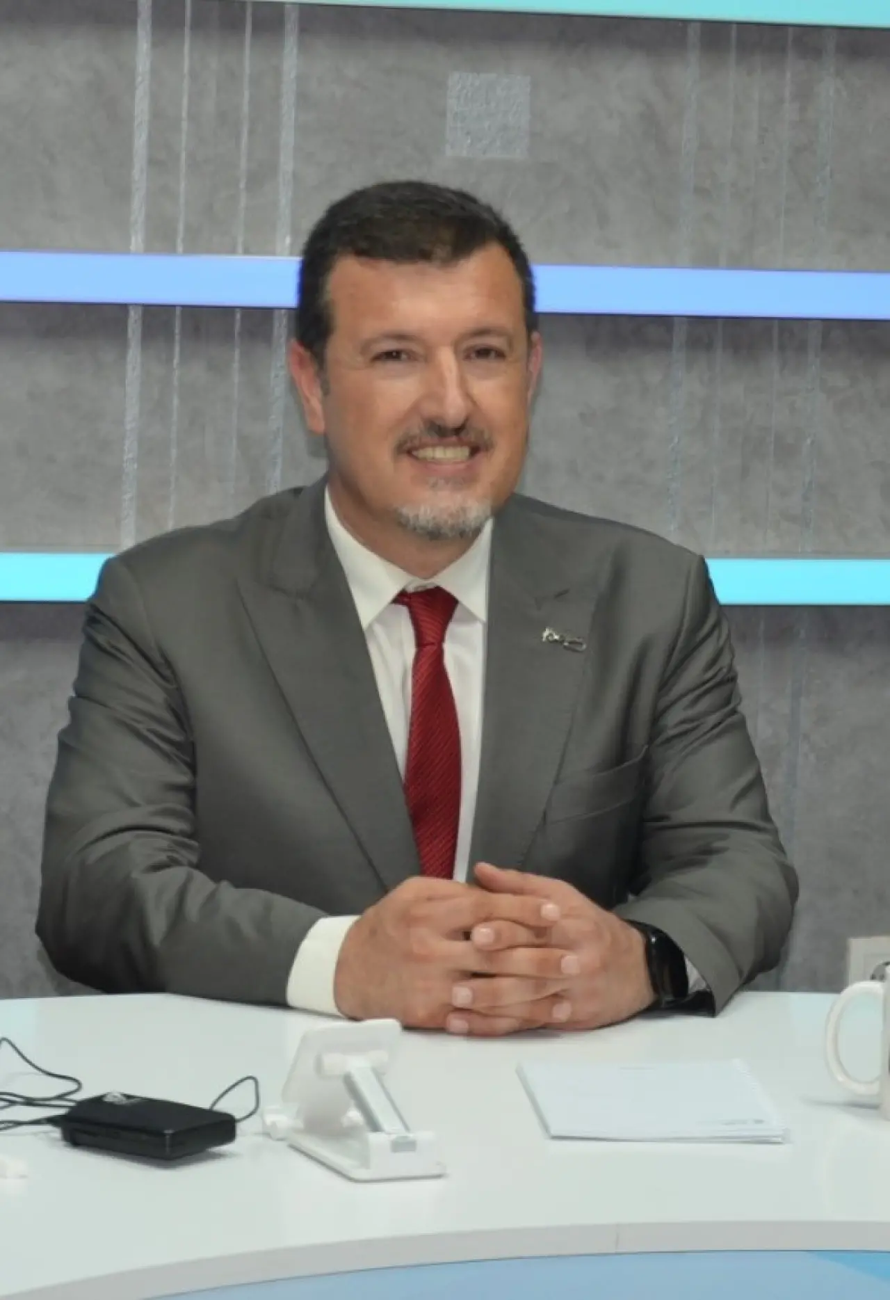 Ege Bayder Başkanı Aydan Yalçın, “Gelirimizin minimum %45’i vergiye gidiyor, hükümetten destek ise kocaman bir sıfır!” diyerek isyan etti. Yerel medyanın halkın sesi olduğunu vurgulayan Yalçın, bu kuruluşların kapanması halinde haber alma özgürlüğünün tehlikeye gireceğini belirtti. İşte medya sektörünün vergi çilesi ve Ege Basın Yayın Derneği’nin çarpıcı açıklamaları!