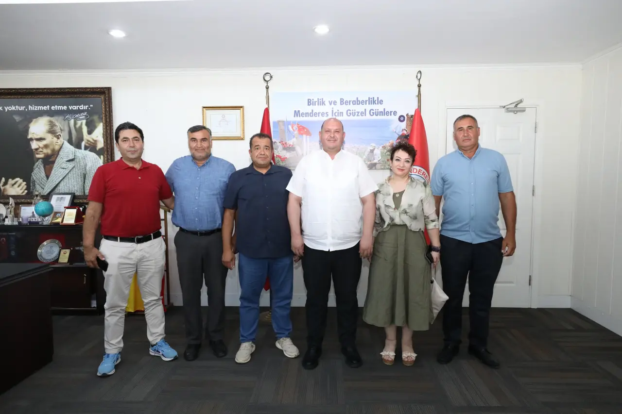 Menderes Belediye Başkanı İlkay Çiçek, Menderes Muhtarlar Derneği’ni ağırladı. Toplantıda yapılacak hizmetler ile ilgili istişareler yapıldı.