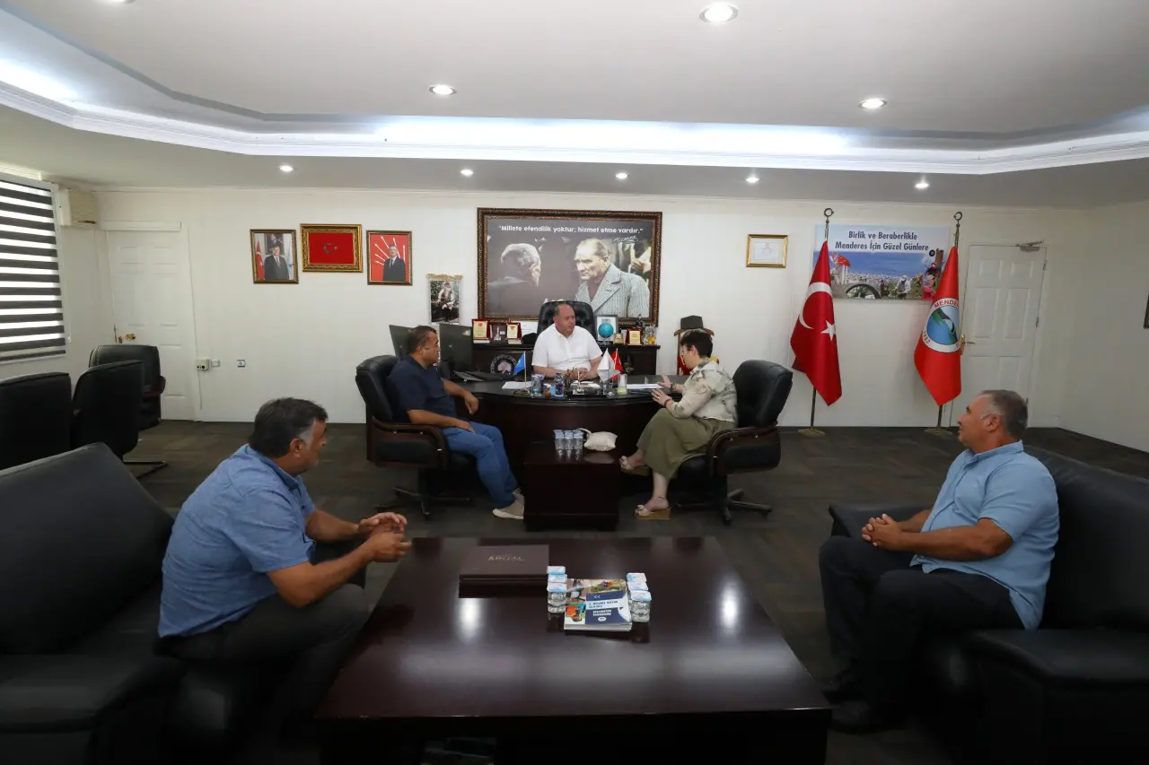 Menderes Belediye Başkanı İlkay Çiçek, Menderes Muhtarlar Derneği’ni ağırladı. Toplantıda yapılacak hizmetler ile ilgili istişareler yapıldı.