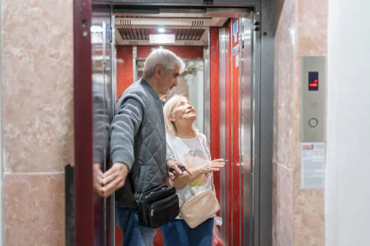 İstatistiklere göre asansör kazalarının büyük bölümü yanlış kurtarma girişimleri sırasında yaşanmaktadır. Bu nedenle kullanıcıların kendi başlarına müdahalede bulunmamaları, yetkili firmaların yönlendirmelerine uymaları hayati önem taşır.