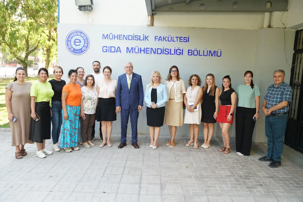Ege Üniversitesi (EÜ) Mühendislik Fakültesi Gıda Mühendisliği Bölümü, Türkiye’de alanında ilk kurulan bölüm olmanın sorumluluğuyla eğitim faaliyetlerini sürdürüyor. Yüzde 100 İngilizce eğitim veren bölüm, çağın gereklerine uygun laboratuvar altyapısı ve uluslararası düzeyde projeleriyle dikkat çekiyor.