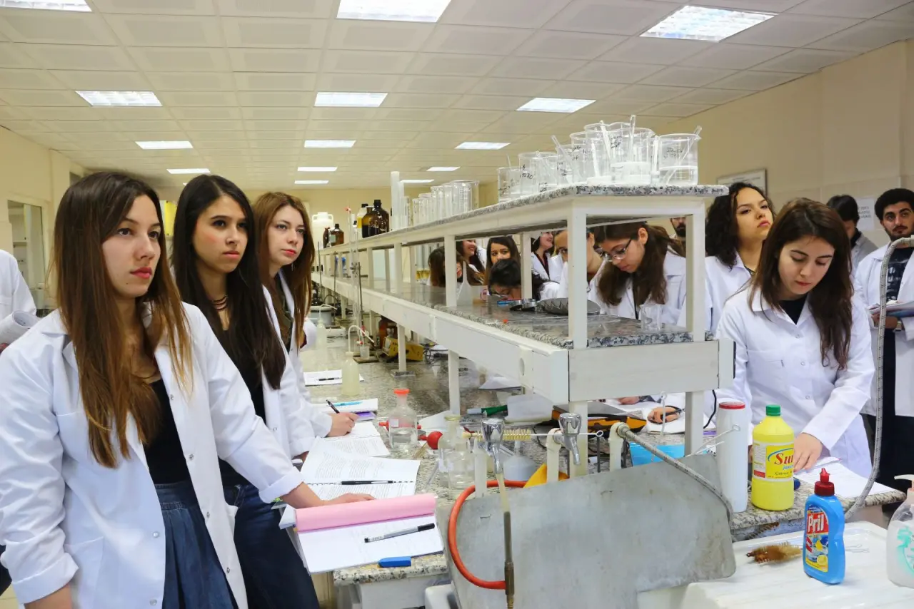 Ege Üniversitesi (EÜ) Mühendislik Fakültesi Gıda Mühendisliği Bölümü, Türkiye’de alanında ilk kurulan bölüm olmanın sorumluluğuyla eğitim faaliyetlerini sürdürüyor. Yüzde 100 İngilizce eğitim veren bölüm, çağın gereklerine uygun laboratuvar altyapısı ve uluslararası düzeyde projeleriyle dikkat çekiyor.