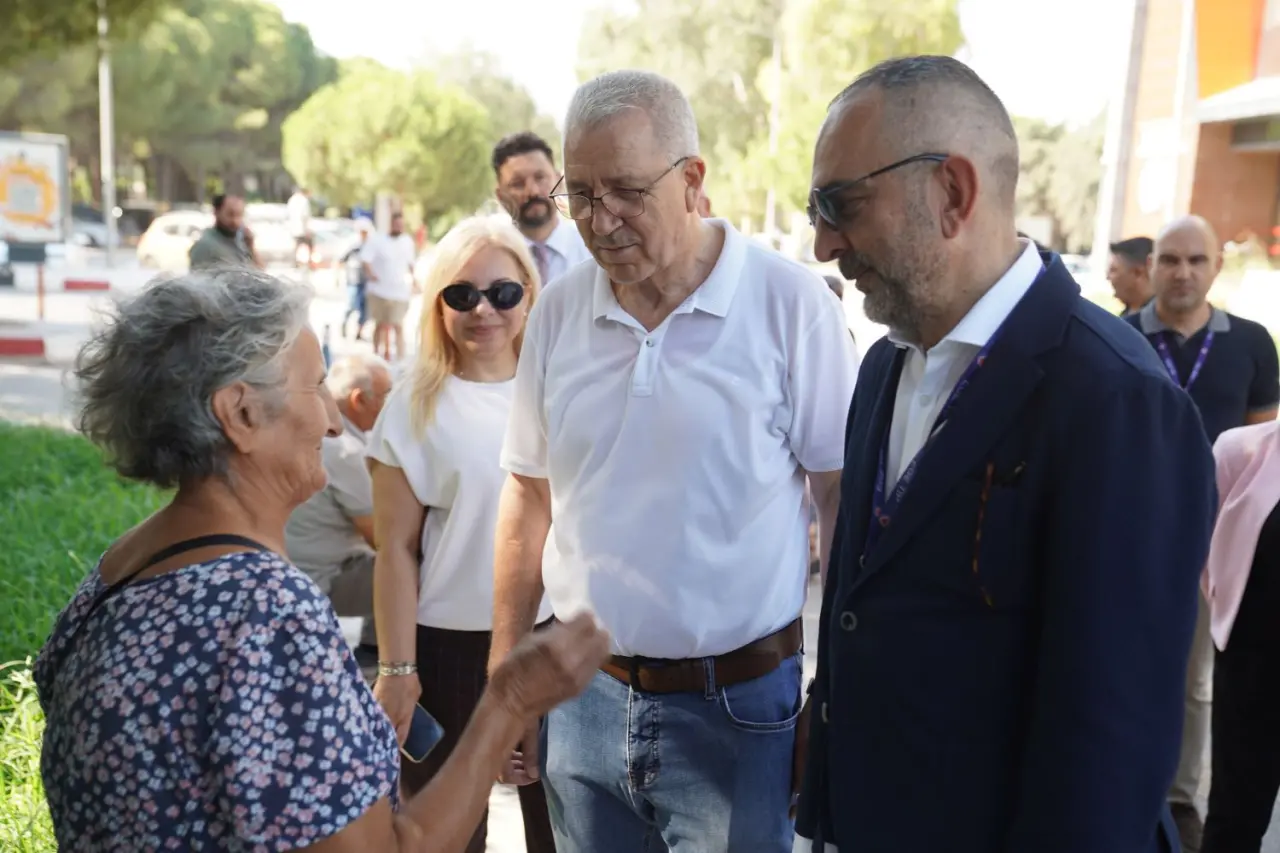 Ege Üniversitesinde 2025-2026 eğitim öğretim yılına yönelik çalışmalar Rektör Prof. Dr. Necdet Budak’ın öncülüğünde devam ediyor. Birim yöneticileri ile birlikte ana ve hastane kampüsünde incelemelerde bulunan Rektör Prof. Dr. Budak, yeni eğitim-öğretim yılına yönelik hazırlıkları yerinde inceleyerek yürütülen çalışmalarla ilgili bilgi aldı.