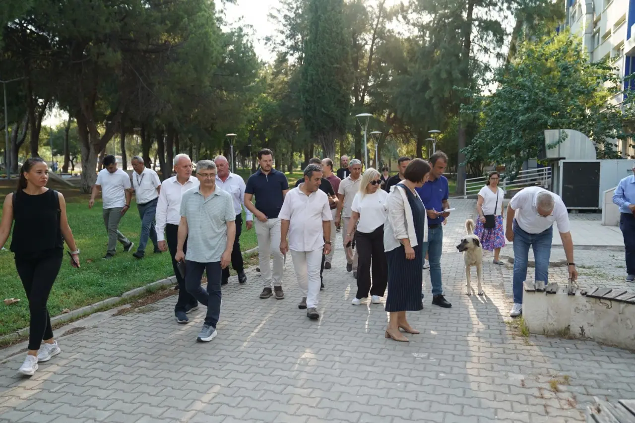 Ege Üniversitesinde 2025-2026 eğitim öğretim yılına yönelik çalışmalar Rektör Prof. Dr. Necdet Budak’ın öncülüğünde devam ediyor. Birim yöneticileri ile birlikte ana ve hastane kampüsünde incelemelerde bulunan Rektör Prof. Dr. Budak, yeni eğitim-öğretim yılına yönelik hazırlıkları yerinde inceleyerek yürütülen çalışmalarla ilgili bilgi aldı.