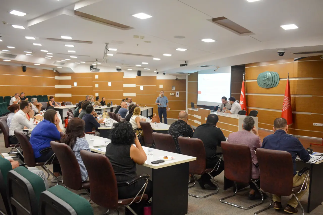 Bornova Belediyesi, 5 Mart 2025 tarihli Resmi Gazete’de yayımlanan Kamu İç Kontrol Yönetmeliği doğrultusunda önemli bir adım attı. İç Kontrol İzleme ve Yönlendirme Kurulu kurularak, kamu kaynaklarının etkili, ekonomik ve verimli kullanımını sağlamaya yönelik uyum süreci resmen başlatıldı.