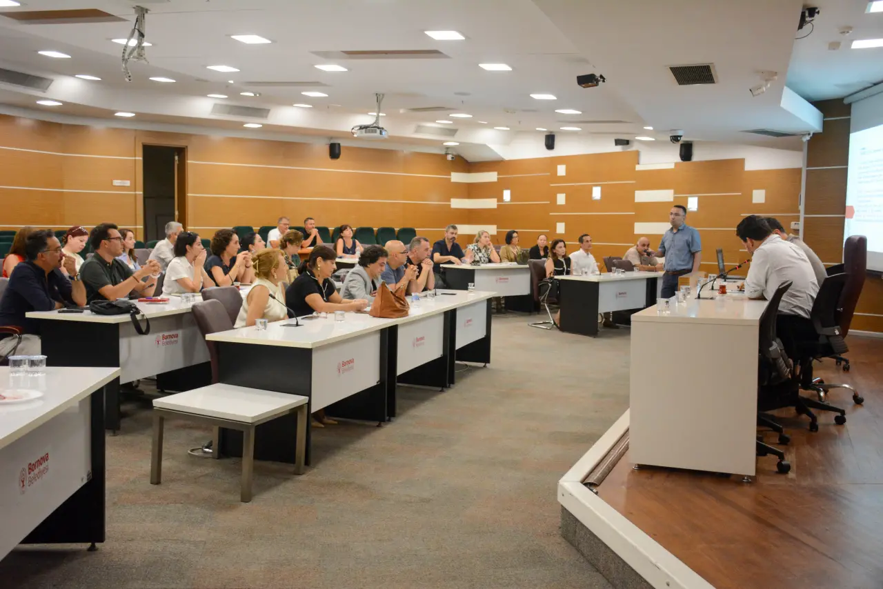 Bornova Belediyesi, 5 Mart 2025 tarihli Resmi Gazete’de yayımlanan Kamu İç Kontrol Yönetmeliği doğrultusunda önemli bir adım attı. İç Kontrol İzleme ve Yönlendirme Kurulu kurularak, kamu kaynaklarının etkili, ekonomik ve verimli kullanımını sağlamaya yönelik uyum süreci resmen başlatıldı.