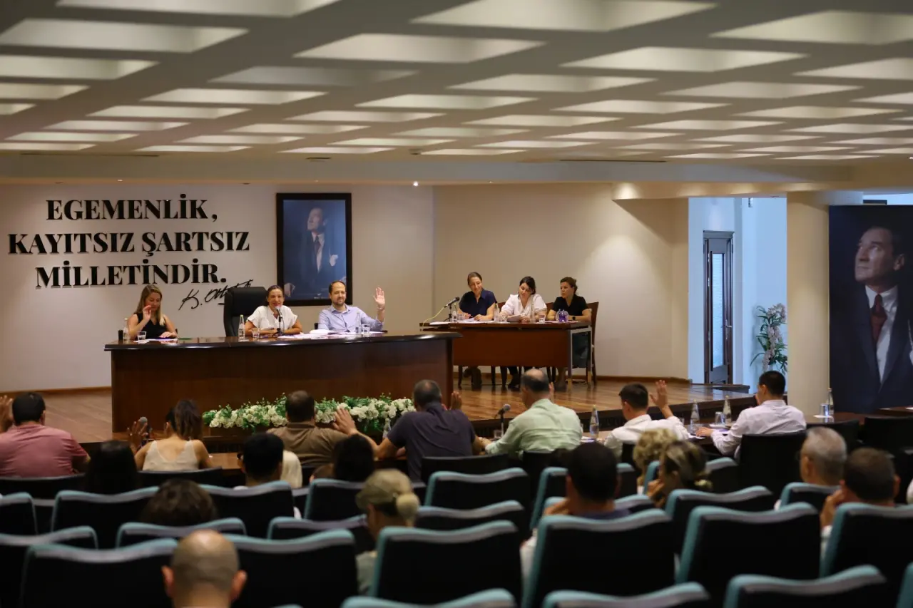 Efes Selçuk Belediyesi Ağustos Ayı Meclis Toplantısı’nın ilk oturumu tamamlandı. Önergelerin gündeme alındığı, gündem maddelerinin görüşülerek ilgili komisyonlara iletildiği ilk oturumda Belediye Başkanı Filiz Ceritoğlu Sengel Trafik Sakinleştirme ve Yayalaştırma Projesi ve işgaliye bedelleri ile ilgili meclisi bilgilendirdi.