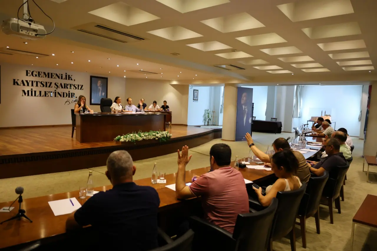 Efes Selçuk Belediyesi Ağustos Ayı Meclis Toplantısı’nın ilk oturumu tamamlandı. Önergelerin gündeme alındığı, gündem maddelerinin görüşülerek ilgili komisyonlara iletildiği ilk oturumda Belediye Başkanı Filiz Ceritoğlu Sengel Trafik Sakinleştirme ve Yayalaştırma Projesi ve işgaliye bedelleri ile ilgili meclisi bilgilendirdi.