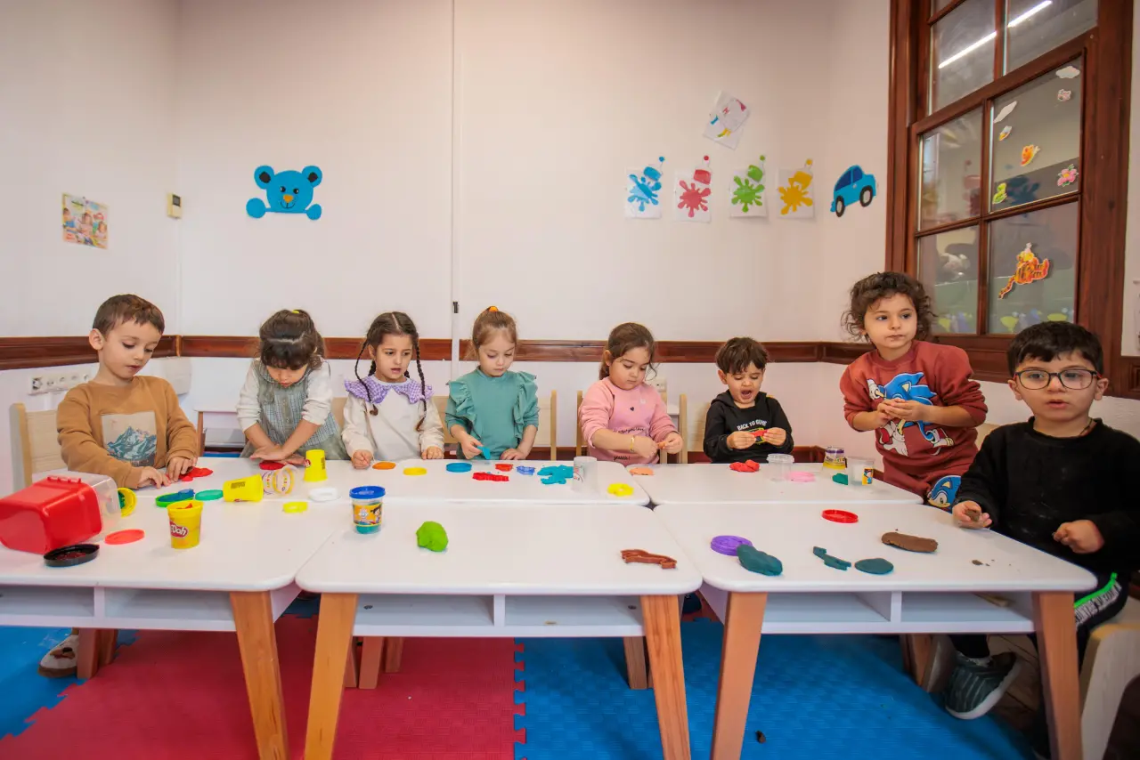 Konak Belediyesi’nin okul öncesi eğitimde fırsat eşitliği sağlayan ücretsiz hizmeti Mutlu Çocuklar Oyun Evleri’nde yeni dönem kayıtları başladı. 3-5 yaş grubu çocuklara yönelik Oyun Evleri, Konak’ın on ayrı bölgesinde eğitim öğretim yılına hazır.