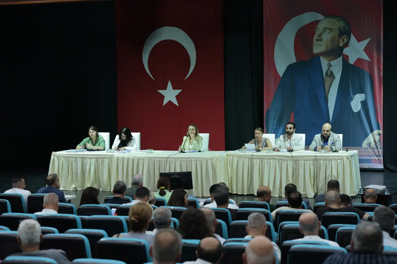 Ağustos ayı birinci birleşimi için bir araya gelen Konak Belediye Meclisi’nde hem önemli kararlar alındı hem de kent gündemi masaya yatırıldı. Meclisten, temizlik filosuna güç katacak 19 adet çöp aracı kiralama hamlesi gelirken Başkan Mutlu, kentin çöp toplama alanı ihtiyacı için Büyükşehir’in bakanlık başvurusunu hatırlattı ve AK Parti Grubu’na destek çağrısında bulundu.