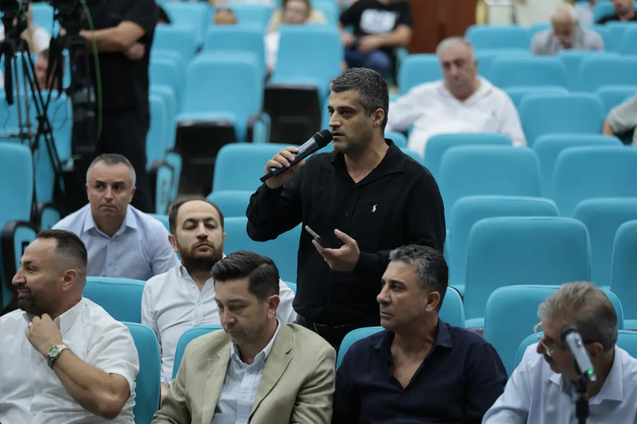 Ağustos ayı birinci birleşimi için bir araya gelen Konak Belediye Meclisi’nde hem önemli kararlar alındı hem de kent gündemi masaya yatırıldı. Meclisten, temizlik filosuna güç katacak 19 adet çöp aracı kiralama hamlesi gelirken Başkan Mutlu, kentin çöp toplama alanı ihtiyacı için Büyükşehir’in bakanlık başvurusunu hatırlattı ve AK Parti Grubu’na destek çağrısında bulundu.