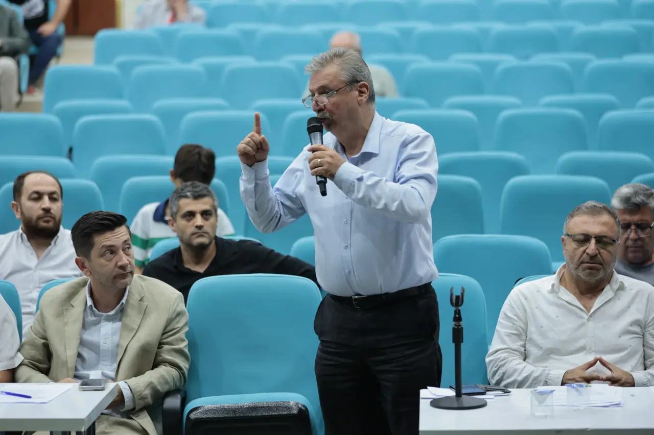 Ağustos ayı birinci birleşimi için bir araya gelen Konak Belediye Meclisi’nde hem önemli kararlar alındı hem de kent gündemi masaya yatırıldı. Meclisten, temizlik filosuna güç katacak 19 adet çöp aracı kiralama hamlesi gelirken Başkan Mutlu, kentin çöp toplama alanı ihtiyacı için Büyükşehir’in bakanlık başvurusunu hatırlattı ve AK Parti Grubu’na destek çağrısında bulundu.