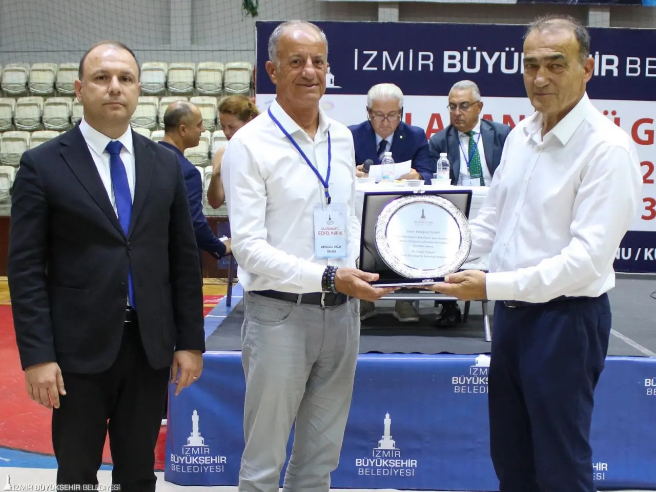 İzmir Büyükşehir Belediyesi Spor Kulübü’nde olağanüstü genel kurul gerçekleşti. Seçimde kulübün yeni başkanı İzmir Büyükşehir Belediyesi Gençlik ve Spor Hizmetleri Dairesi Başkanı Berkhan Alptekin oldu.