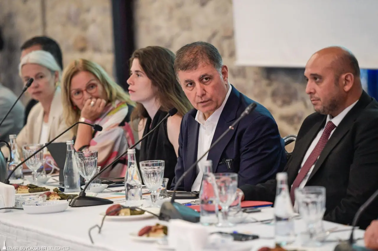İzmir turizmini geliştirmek amacıyla ilki geçen Haziran ayında yapılan Turizm Koordinasyon Kurulu Toplantısı’nın ikincisi, İzmir Büyükşehir Belediye Başkanı Dr. Cemil Tugay'ın ev sahipliğinde gerçekleştirildi.