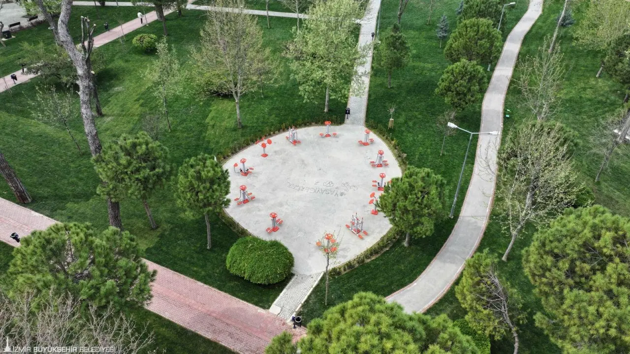 İzmir Büyükşehir Belediye Başkanı Dr. Cemil Tugay, İzmir Büyükşehir Belediyesi’nin yenileme çalışmalarının ardından daha modern, güvenli, yeşil ve yaşanabilir bir kent parkına dönüşen Buca Hasanağa Bahçesi’ni ziyaret etti. 