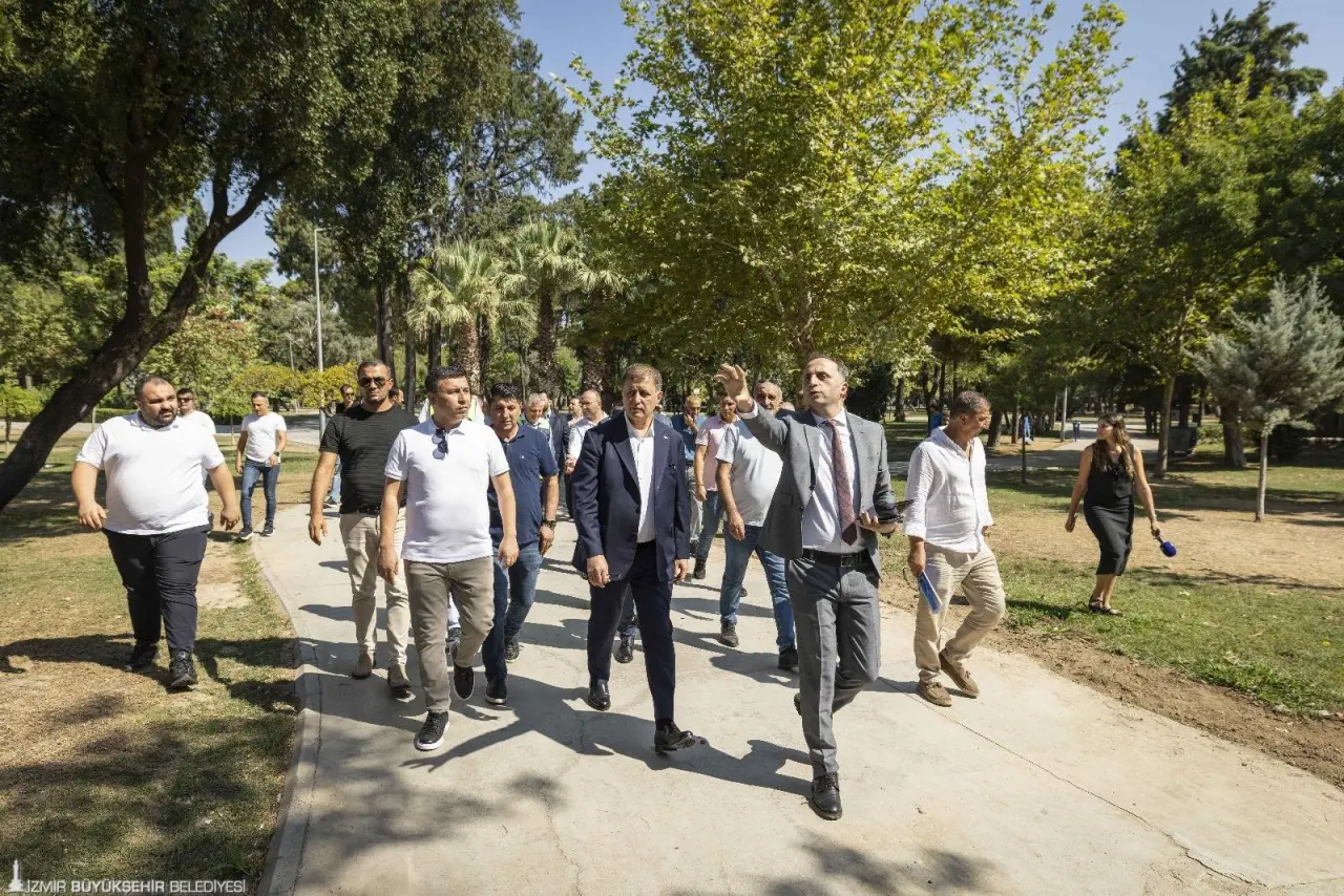İzmir Büyükşehir Belediye Başkanı Dr. Cemil Tugay, İzmir Büyükşehir Belediyesi’nin yenileme çalışmalarının ardından daha modern, güvenli, yeşil ve yaşanabilir bir kent parkına dönüşen Buca Hasanağa Bahçesi’ni ziyaret etti. 