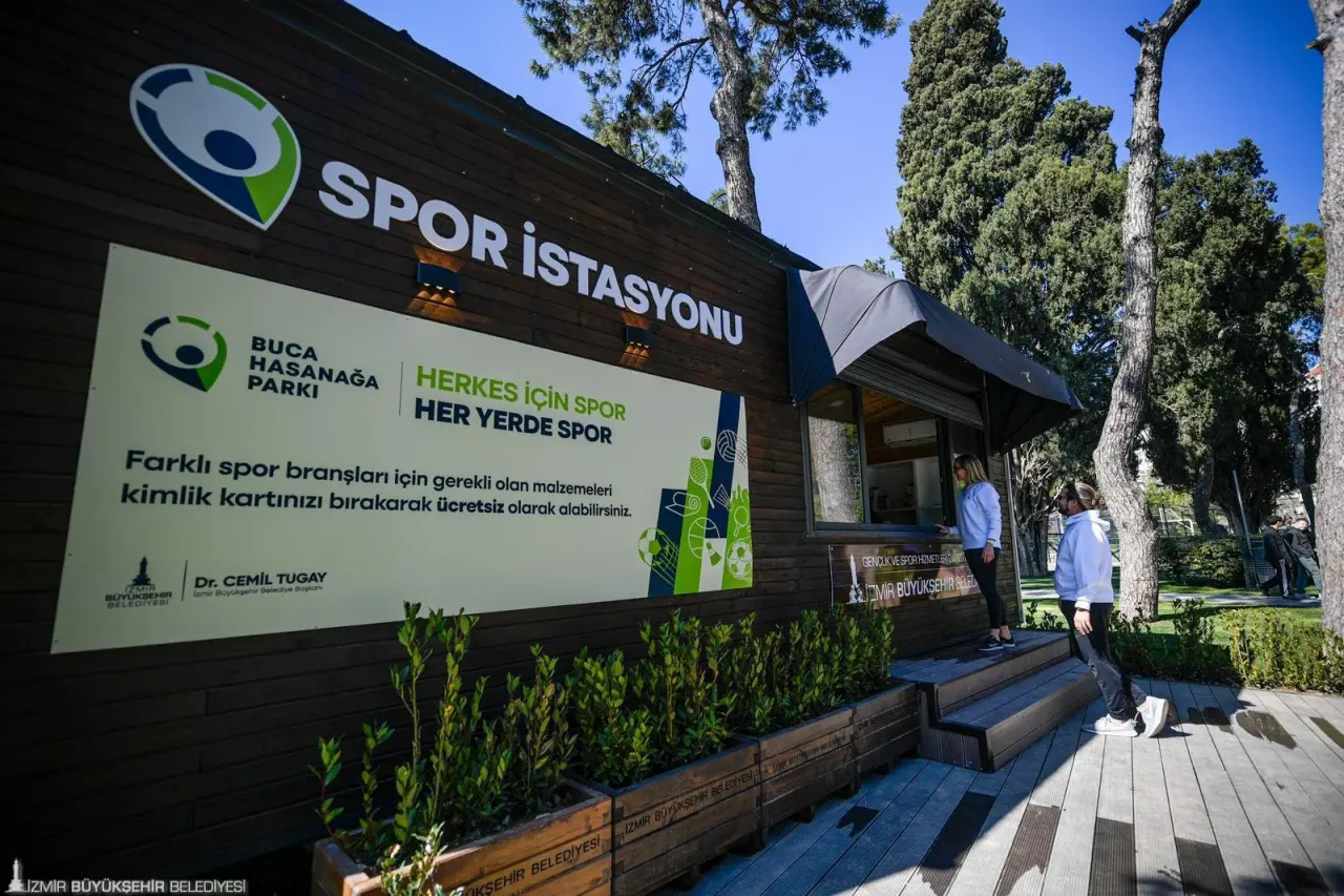 İzmir Büyükşehir Belediye Başkanı Dr. Cemil Tugay, İzmir Büyükşehir Belediyesi’nin yenileme çalışmalarının ardından daha modern, güvenli, yeşil ve yaşanabilir bir kent parkına dönüşen Buca Hasanağa Bahçesi’ni ziyaret etti. 
