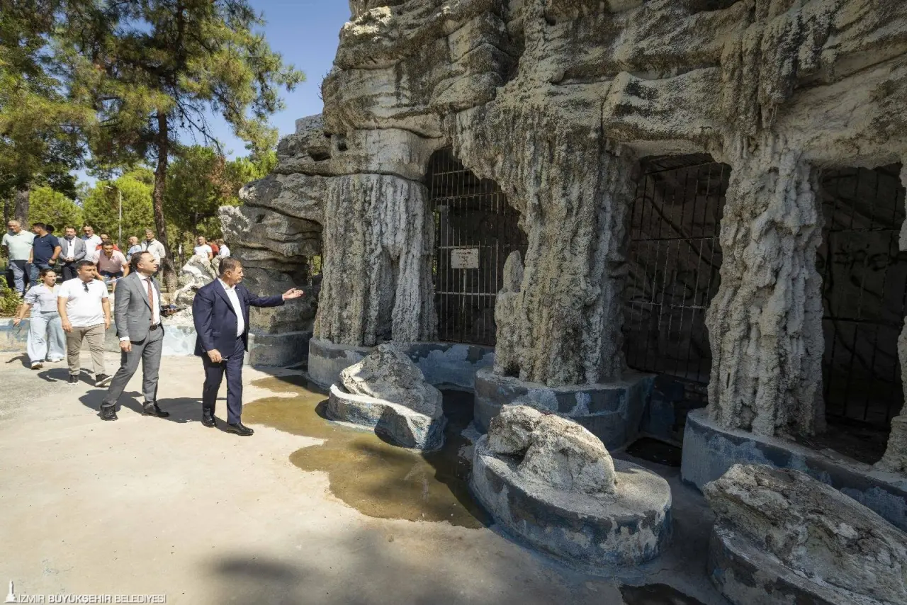 İzmir Büyükşehir Belediye Başkanı Dr. Cemil Tugay, İzmir Büyükşehir Belediyesi’nin yenileme çalışmalarının ardından daha modern, güvenli, yeşil ve yaşanabilir bir kent parkına dönüşen Buca Hasanağa Bahçesi’ni ziyaret etti. 