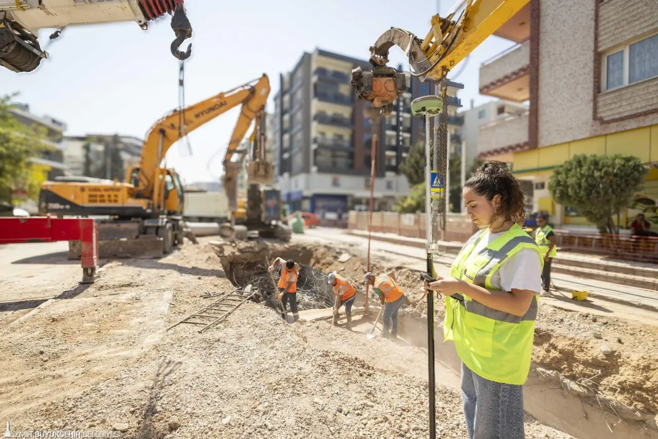 İzmir Büyükşehir Belediye Başkanı Dr. Cemil Tugay, İzmir Büyükşehir Belediyesi’nin yenileme çalışmalarının ardından daha modern, güvenli, yeşil ve yaşanabilir bir kent parkına dönüşen Buca Hasanağa Bahçesi’ni ziyaret etti. 