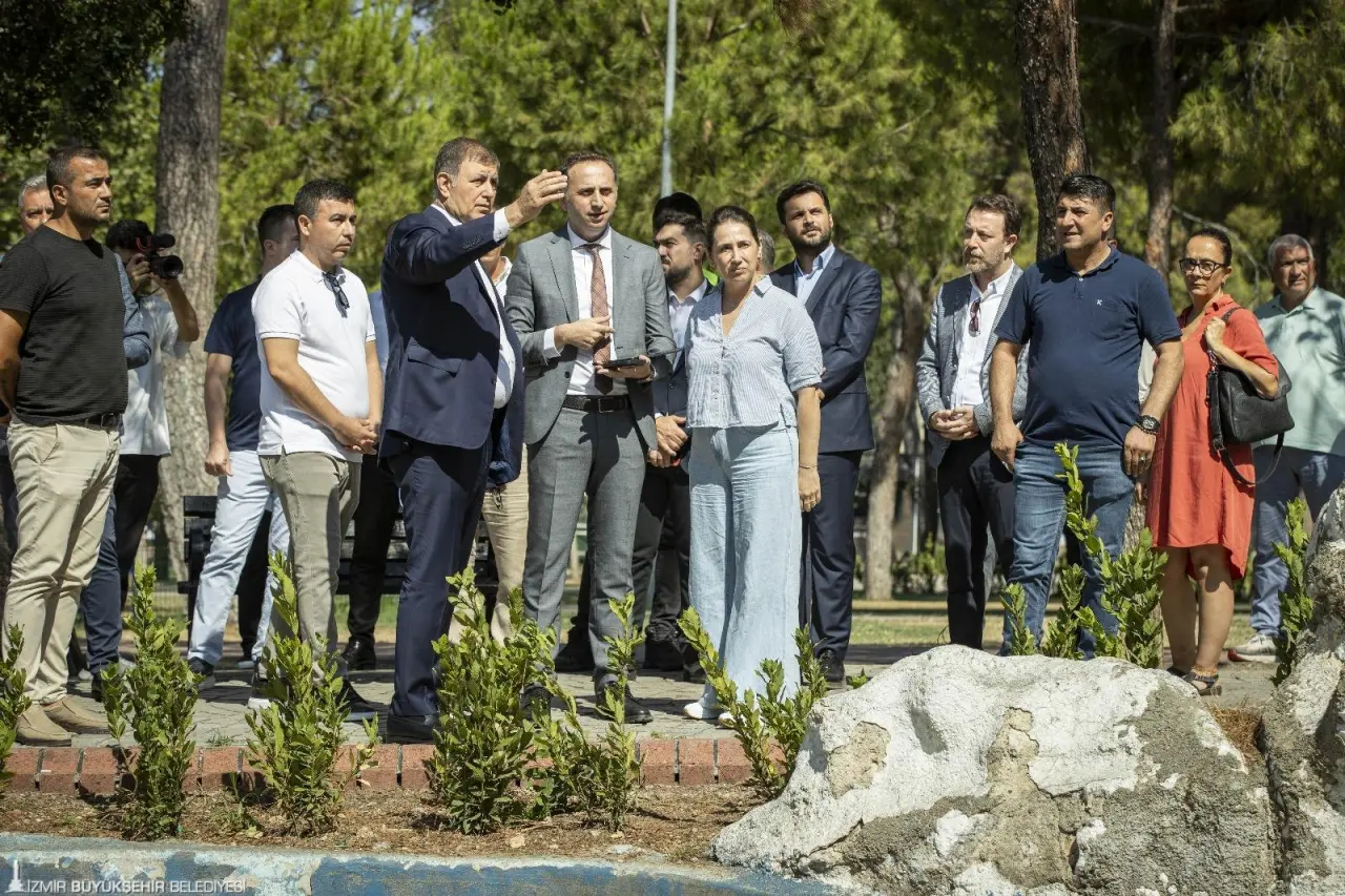 İzmir Büyükşehir Belediye Başkanı Dr. Cemil Tugay, İzmir Büyükşehir Belediyesi’nin yenileme çalışmalarının ardından daha modern, güvenli, yeşil ve yaşanabilir bir kent parkına dönüşen Buca Hasanağa Bahçesi’ni ziyaret etti. 