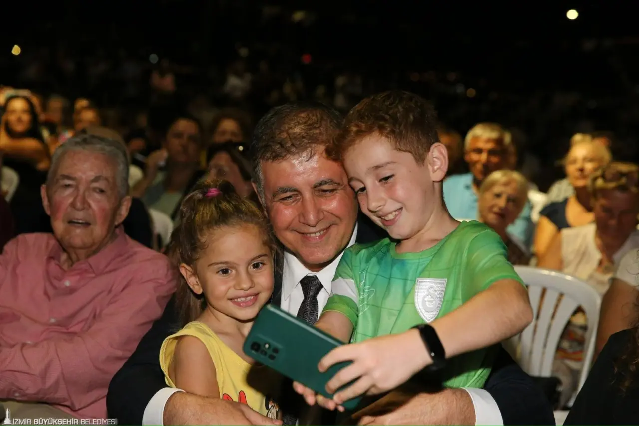 İzmir Büyükşehir Belediyesi tarafından Alaybey Muammer Aksoy Parkı’nda düzenlenen Mahalle Şenliği, renkli görüntülere sahne oldu. İzmir Büyükşehir Belediye Başkanı Cemil Tugay da şenliğe katılarak Karşıyakalı hemşehrileriyle bir araya geldi.