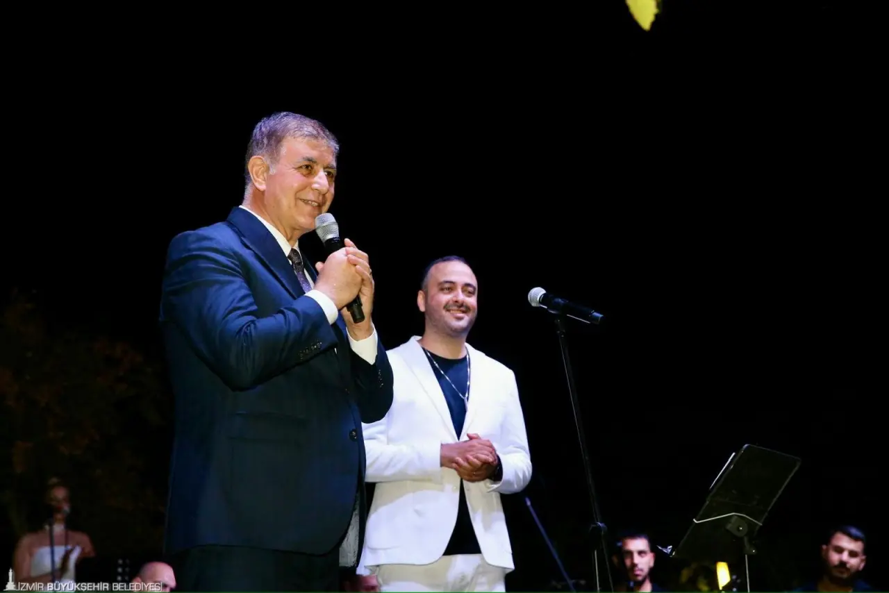 İzmir Büyükşehir Belediyesi tarafından Alaybey Muammer Aksoy Parkı’nda düzenlenen Mahalle Şenliği, renkli görüntülere sahne oldu. İzmir Büyükşehir Belediye Başkanı Cemil Tugay da şenliğe katılarak Karşıyakalı hemşehrileriyle bir araya geldi.