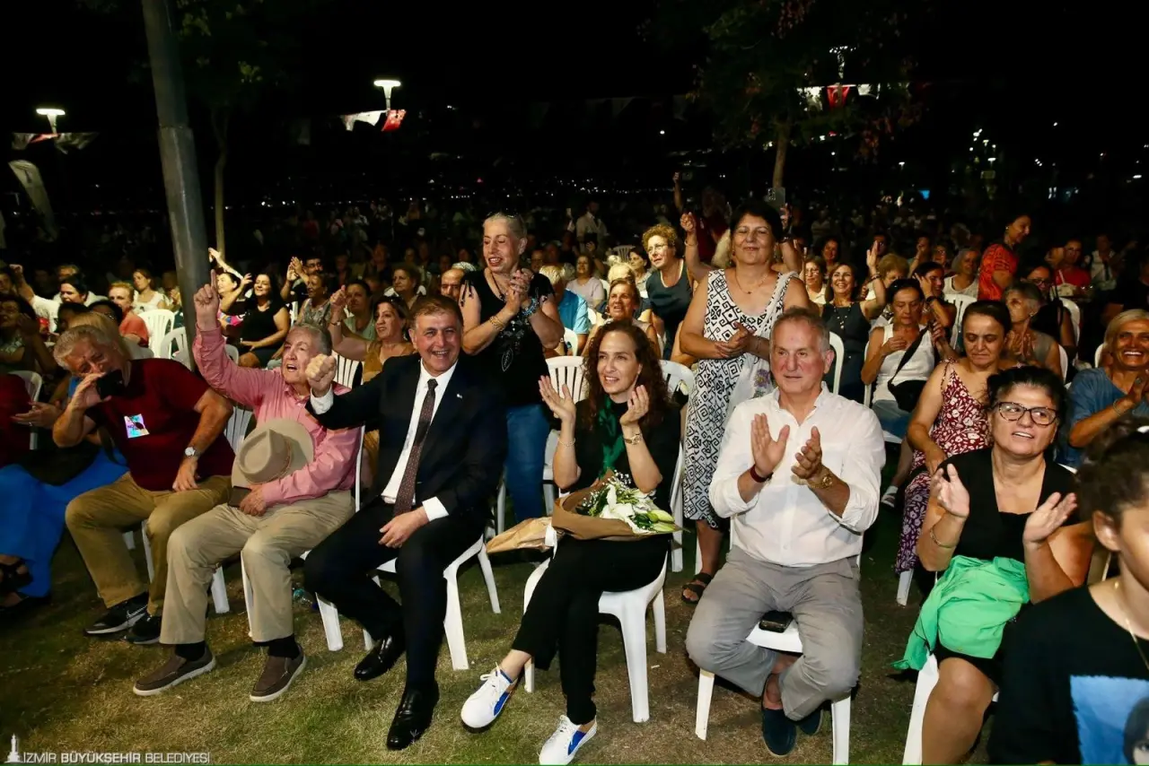 İzmir Büyükşehir Belediyesi tarafından Alaybey Muammer Aksoy Parkı’nda düzenlenen Mahalle Şenliği, renkli görüntülere sahne oldu. İzmir Büyükşehir Belediye Başkanı Cemil Tugay da şenliğe katılarak Karşıyakalı hemşehrileriyle bir araya geldi.