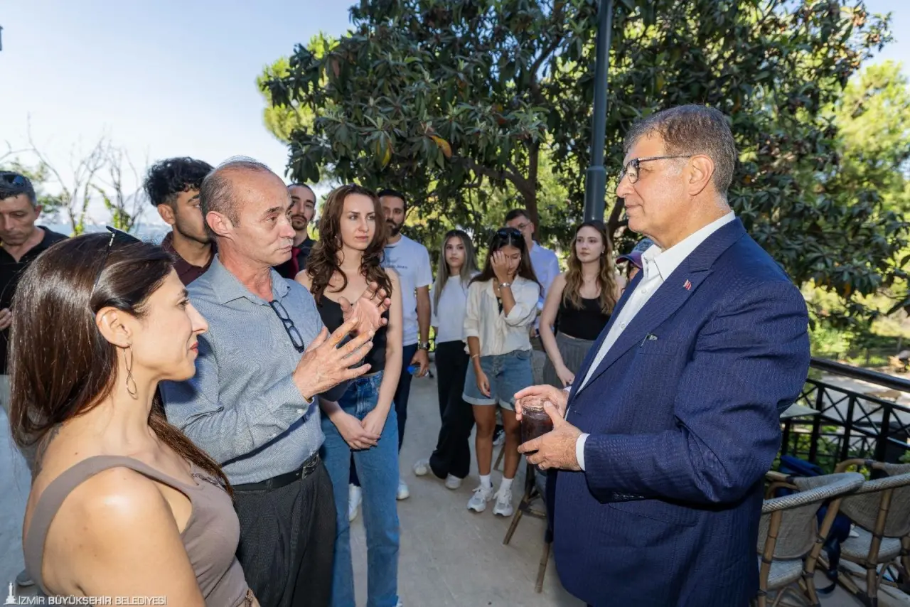 İzmir Büyükşehir Belediyesi’nin başlattığı Güzel İzmir Hareketi’nin merkezi Varyant’taki Şato binası kentlilerin yararlanacağı sosyal yaşam alanına dönüştü. Muhteşem İzmir manzarası eşliğinde çeşitli kültür ve tasarım etkinliklerinin yapıldığı mekanda İzmirli Kahve de hizmet veriyor.