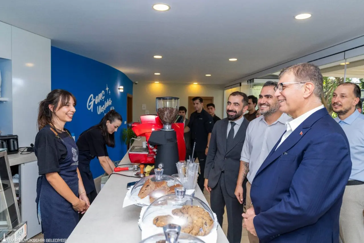 İzmir Büyükşehir Belediyesi’nin başlattığı Güzel İzmir Hareketi’nin merkezi Varyant’taki Şato binası kentlilerin yararlanacağı sosyal yaşam alanına dönüştü. Muhteşem İzmir manzarası eşliğinde çeşitli kültür ve tasarım etkinliklerinin yapıldığı mekanda İzmirli Kahve de hizmet veriyor.