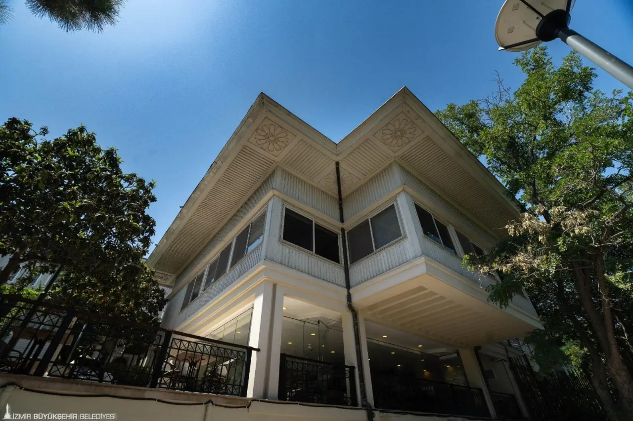 İzmir Büyükşehir Belediyesi’nin başlattığı Güzel İzmir Hareketi’nin merkezi Varyant’taki Şato binası kentlilerin yararlanacağı sosyal yaşam alanına dönüştü. Muhteşem İzmir manzarası eşliğinde çeşitli kültür ve tasarım etkinliklerinin yapıldığı mekanda İzmirli Kahve de hizmet veriyor.