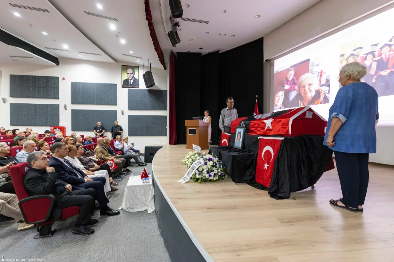 İzmir Büyükşehir Belediye Başkanı Dr. Cemil Tugay, Ege Üniversitesi Tıp Fakültesi’nde öğrenim görürken hocası olan Prof. Dr. Emel Tümbay’ın cenaze törenine katıldı. Hocası Tümbay’ın benzersiz bir insan olduğunu vurgulayan Başkan Tugay, “Sizi hiç unutmayacağız. Anınızı yaşatmak için üzerime düşeni yapacağım” dedi.