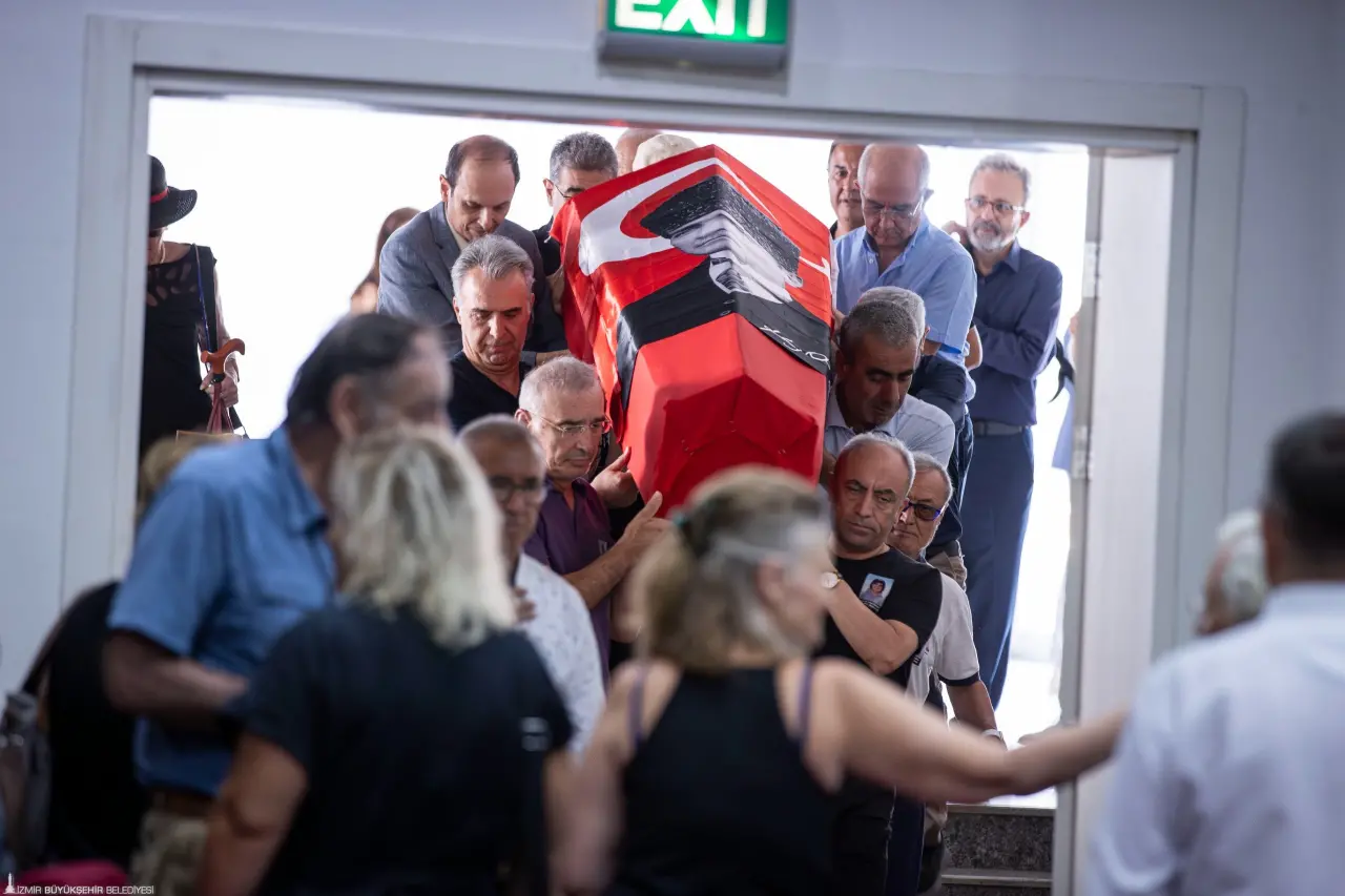 İzmir Büyükşehir Belediye Başkanı Dr. Cemil Tugay, Ege Üniversitesi Tıp Fakültesi’nde öğrenim görürken hocası olan Prof. Dr. Emel Tümbay’ın cenaze törenine katıldı. Hocası Tümbay’ın benzersiz bir insan olduğunu vurgulayan Başkan Tugay, “Sizi hiç unutmayacağız. Anınızı yaşatmak için üzerime düşeni yapacağım” dedi.