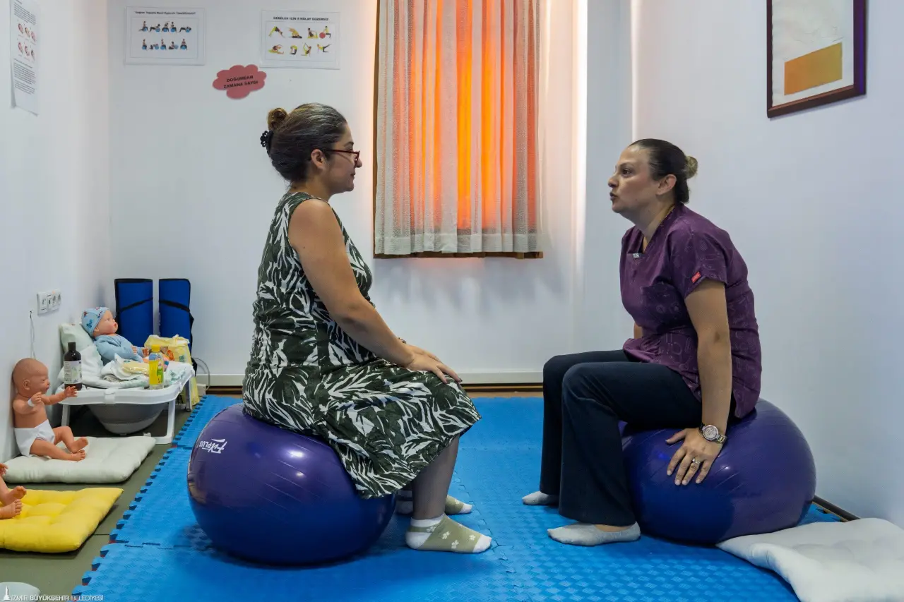 İzmir Büyükşehir Belediyesi Eşrefpaşa Hastanesi, anne adaylarına yönelik Gebe Okulu’nu hizmete açtı. Bebek bakımı, emzirme teknikleri, psikolojik destek, beslenme, pilates gibi pek çok alanda hizmet vererek gebeleri anneliğe hazırlayan Gebe Okulu, lohusaları ve baba adaylarını da eğitimlere kabul ediyor.