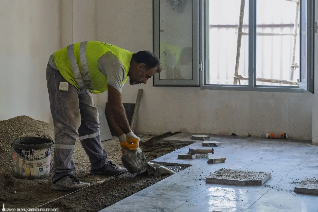 İzmir Büyükşehir Belediyesi, Müzeyyen Senar’dan Zeki Müren’e, Barış Manço’dan Nejat Uygur’a sayısız yıldıza ev sahipliği yapan Göl Gazinosu’nun yenileme çalışmalarında son etaba geldi. Kültürpark’ın simge yapısı, bu ay sonunda kapılarını açacak 94. İzmir Enternasyonal Fuarı’nda sosyal tesis ve Mutfak Müzesi olarak İzmirlilerle kucaklaşmaya hazırlanıyor. 